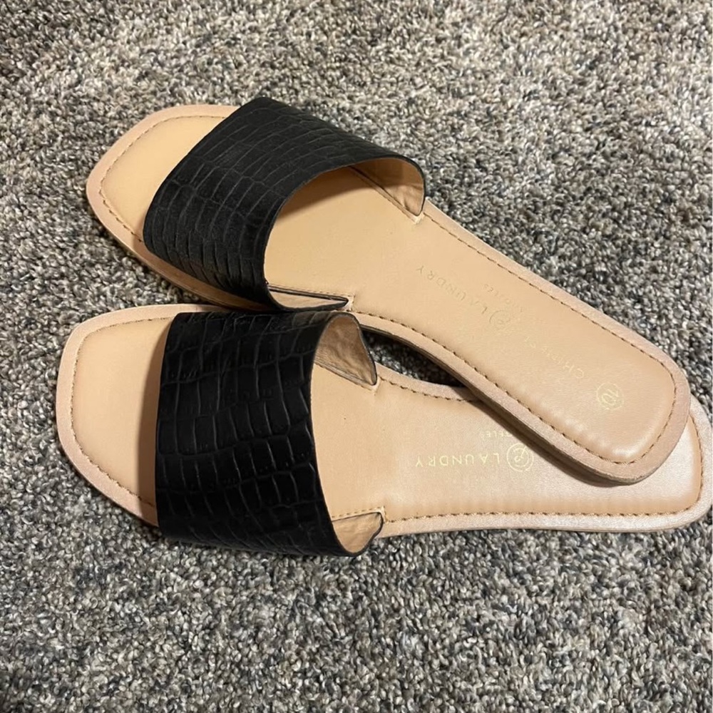 Dirty Laundry slid on flat sandal